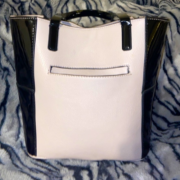 *SOLD* Guess Est. 1981 purse - Picture 3 of 5